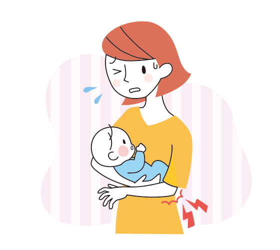 肘が痛そうな表情で赤ちゃんを抱っこしている女性