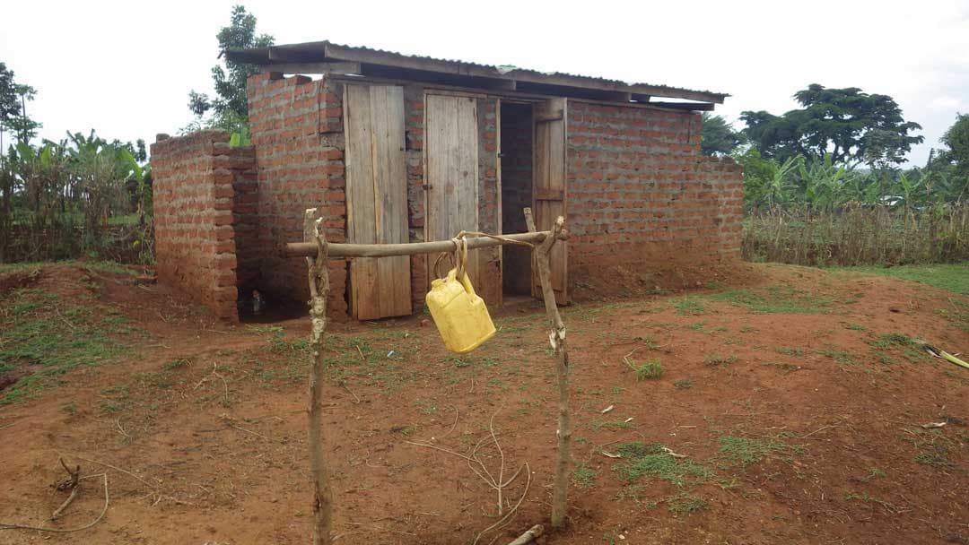 ウガンダ農村部の小学校のトイレの画像
