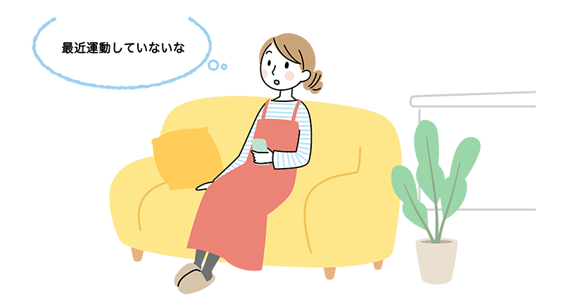 家のリビングのソファーでぼんやりと座りながら、「最近運動していないな」と考えている30代女性