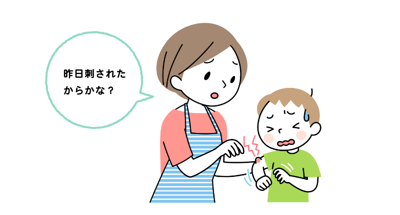 幼稚園児(男子)の腕に蚊に刺された赤く膨らんだあとがあり、かゆがっている。隣の母親が「昨日刺されたからかな?」と言っている。