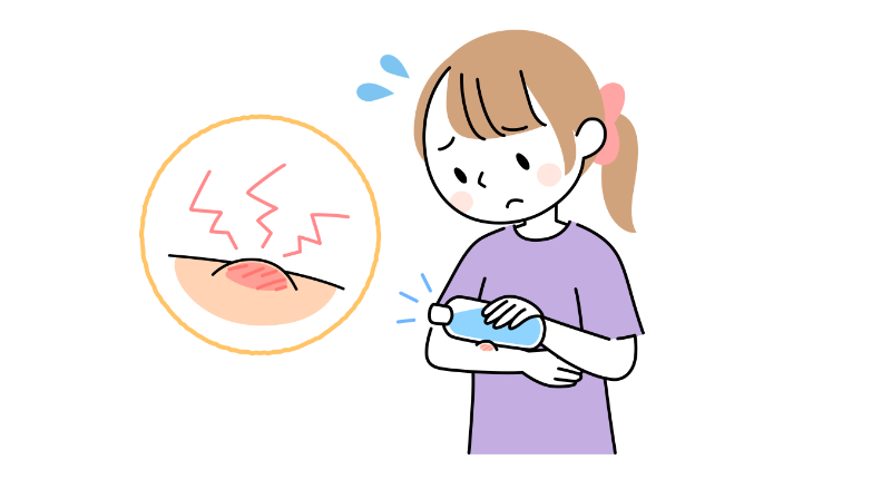 中学生の女の子が腕の虫さされにペットボトルをあてて冷やしている。