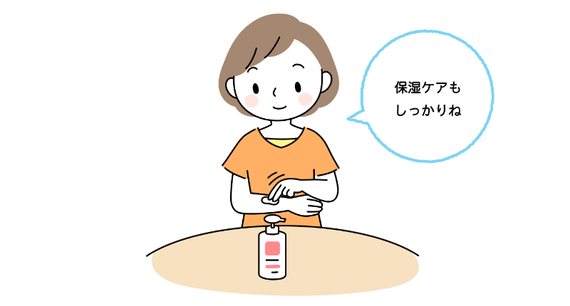 腕の虫さされのケアをしている40代女性。テーブルの上にはステロイド(ベトネベートクリームSのイメージの色合いhttps://www.daiichisankyo-hc.co.jp/products/details/betnevate_cream/)が置かれ、保湿剤(ミノン全身保湿ミルクのイメージの色合いと形状でにhttps://www.daiichisankyo-hc.co.jp/site_minon-body/product/ds-milk.html )を塗り重ねている。