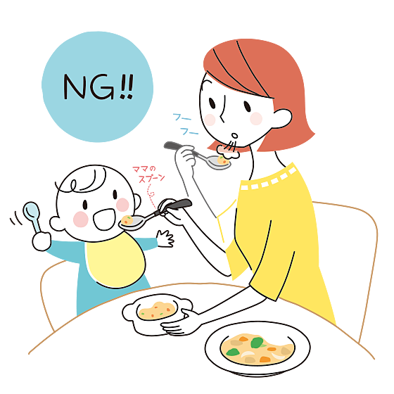自分の食べかけを同じスプーンで赤ちゃんにあげているお母さん