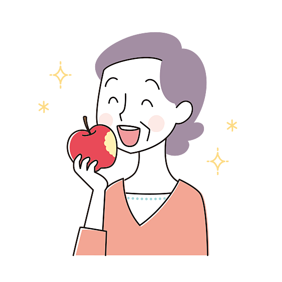 りんごを丸かじりする年配女性