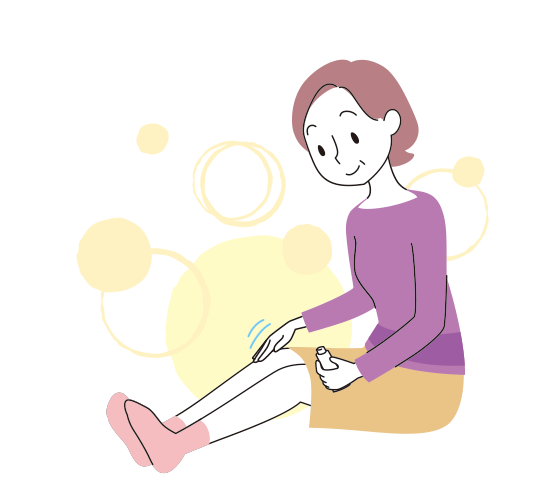 ゲルタイプの鎮痛消炎薬を膝に塗っている女性