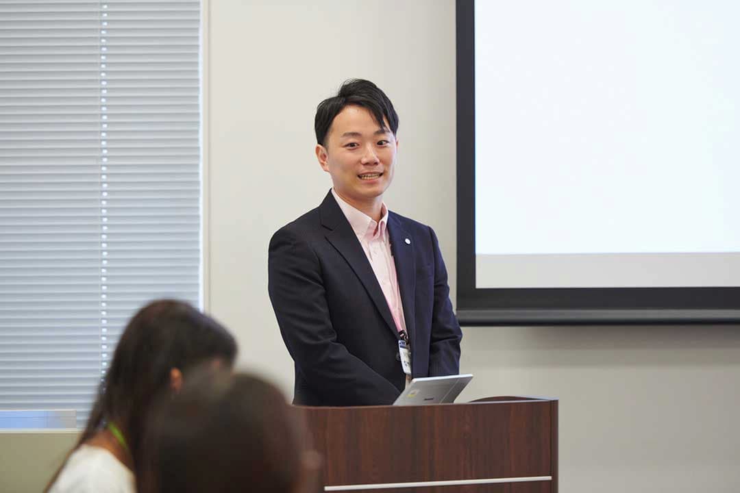 敏感肌やミノンの誕生秘話について解説するミノンブランドマネジャー