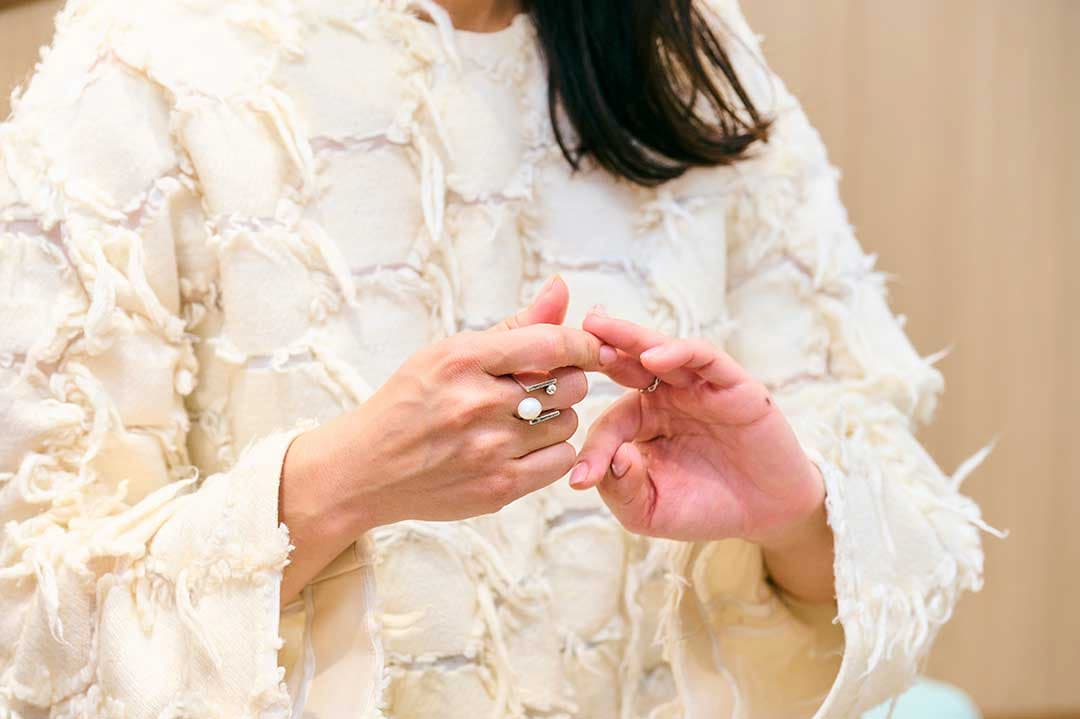 ハンドケアをする秋貞さん