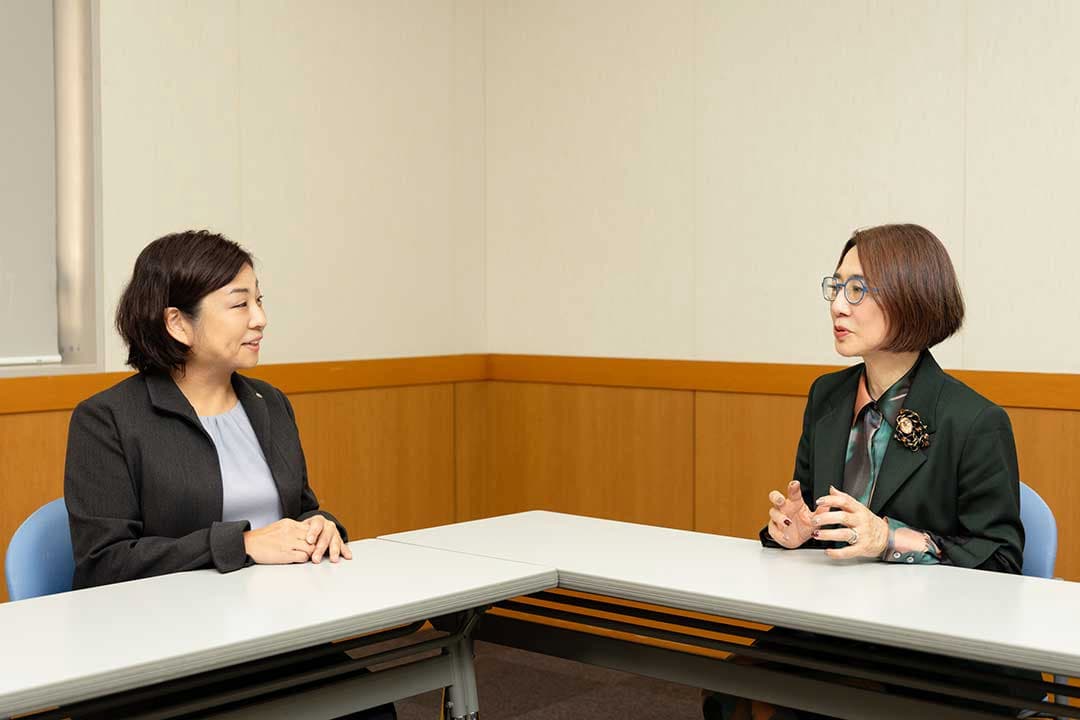 「ウェルビーイング」について対談する砂川さん(左)/笹尾さん(右)