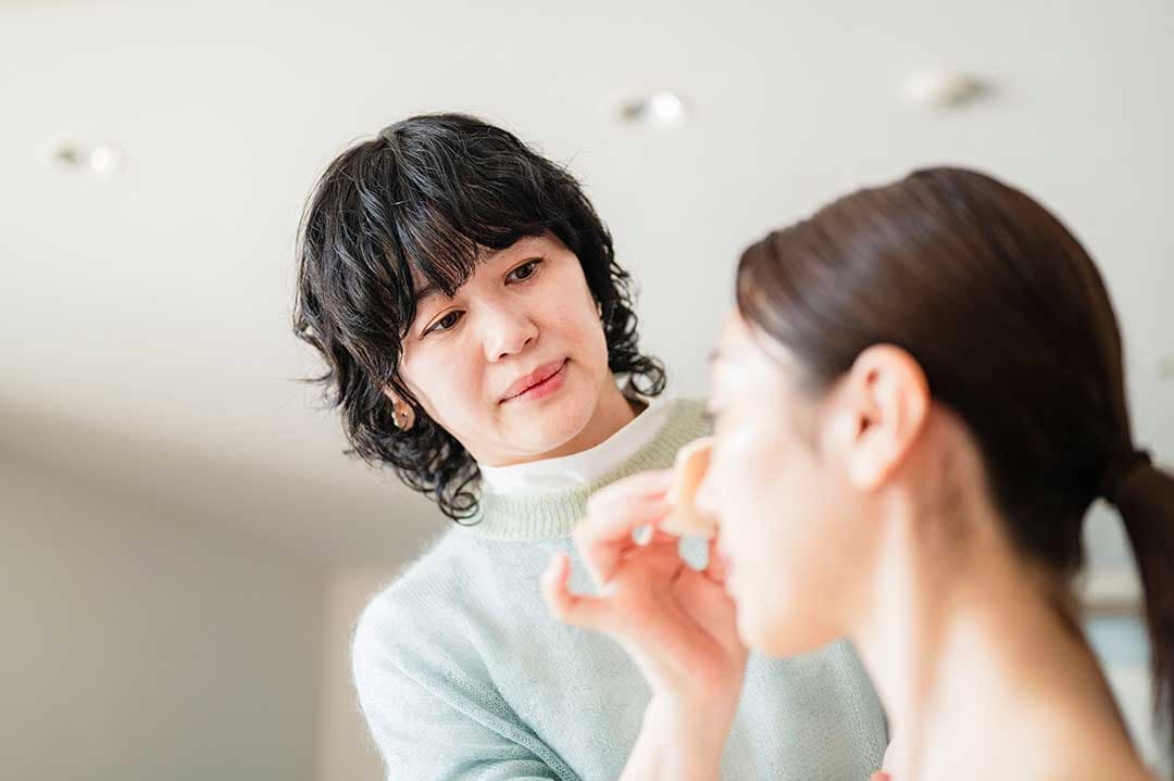 メイクをする高松さん