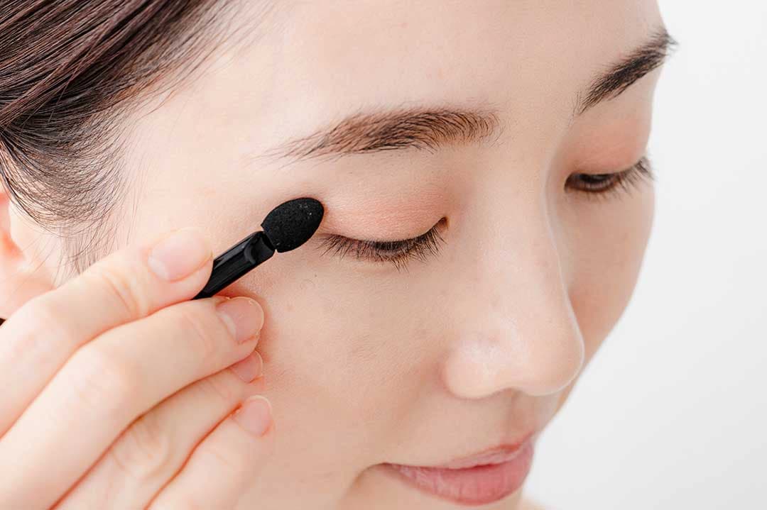 アイシャドウは、粘膜部分を避けて乗せて