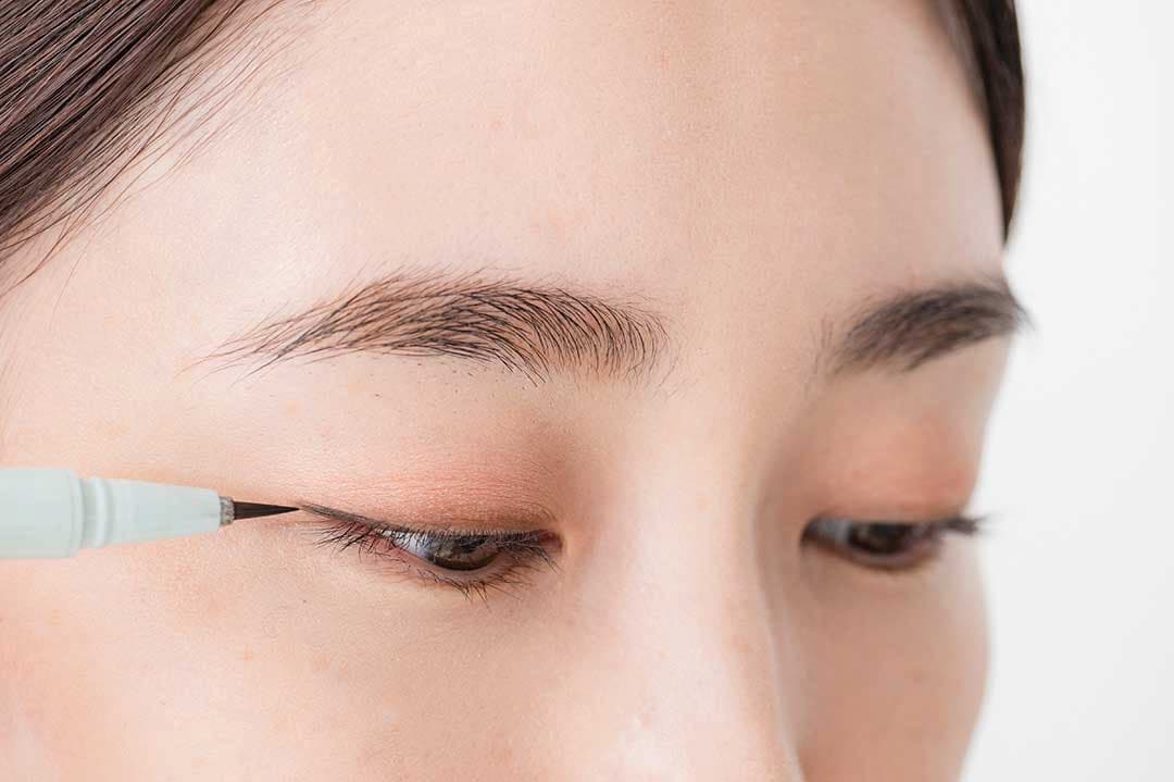 どうしてもアイラインを引きたい場合は、粘膜部分にかからないよう目尻側だけに