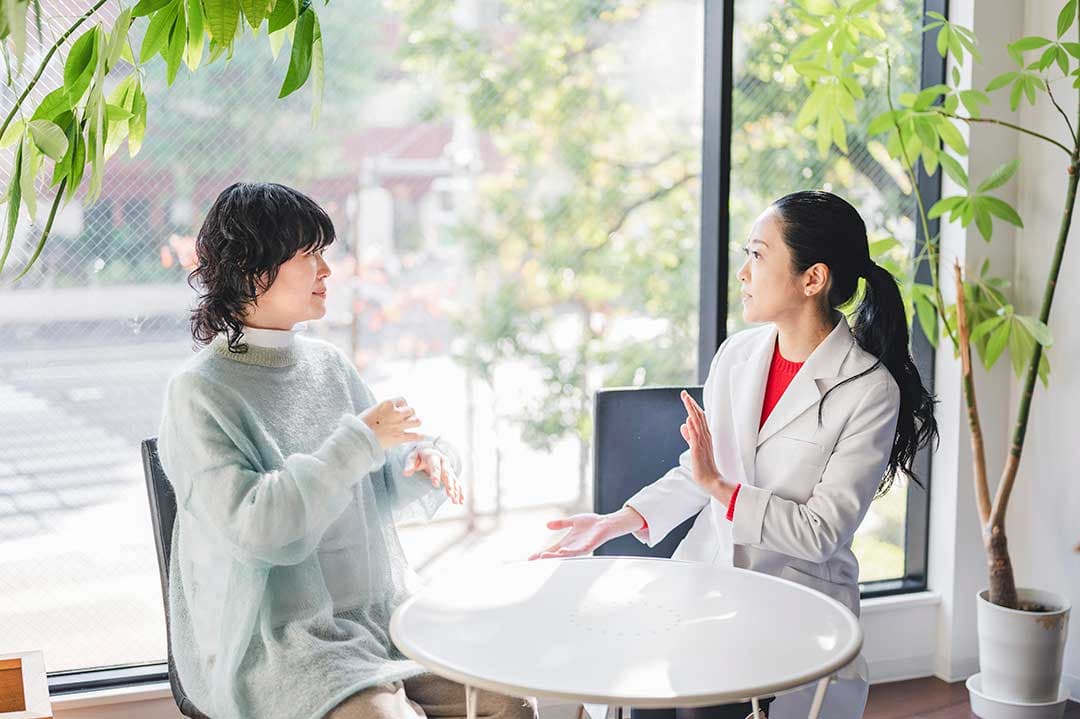 花粉症メイクについて話す高松さん（左）と秋山先生（右）