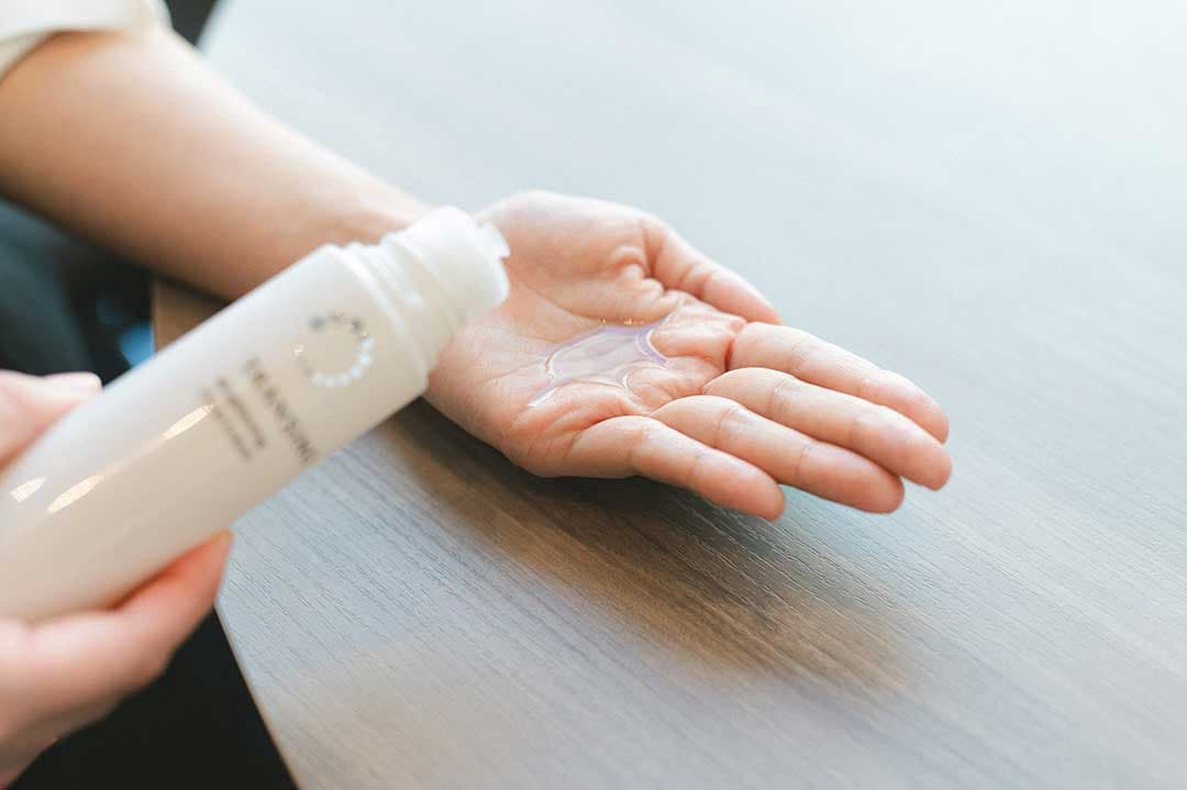 『トランシーノ』の化粧水は500円玉大を目安に手に取って