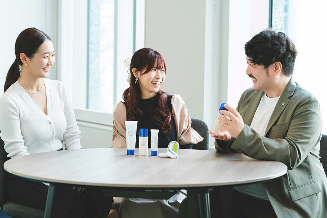 正しいスキンケア方法について話す3人