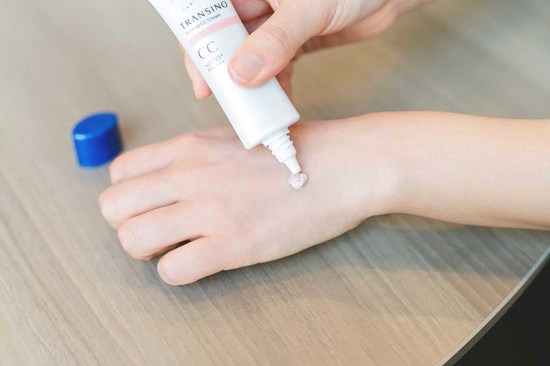 ピンクベージュはくすみを払い、メイクアップ効果による透明効果も