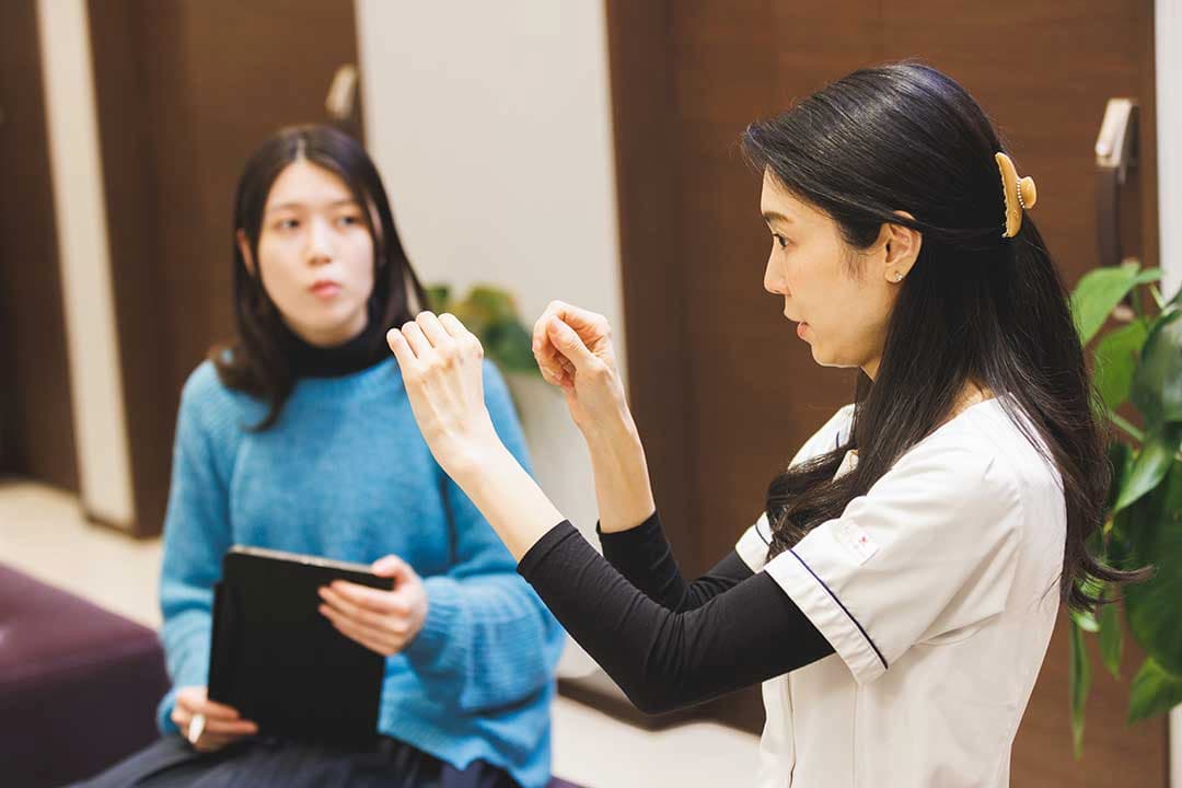 検査方法について説明する尾西先生