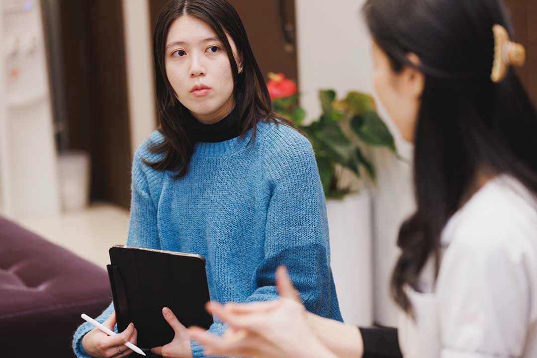 異常が見つかったときの対処法について話を伺う白鳥さん