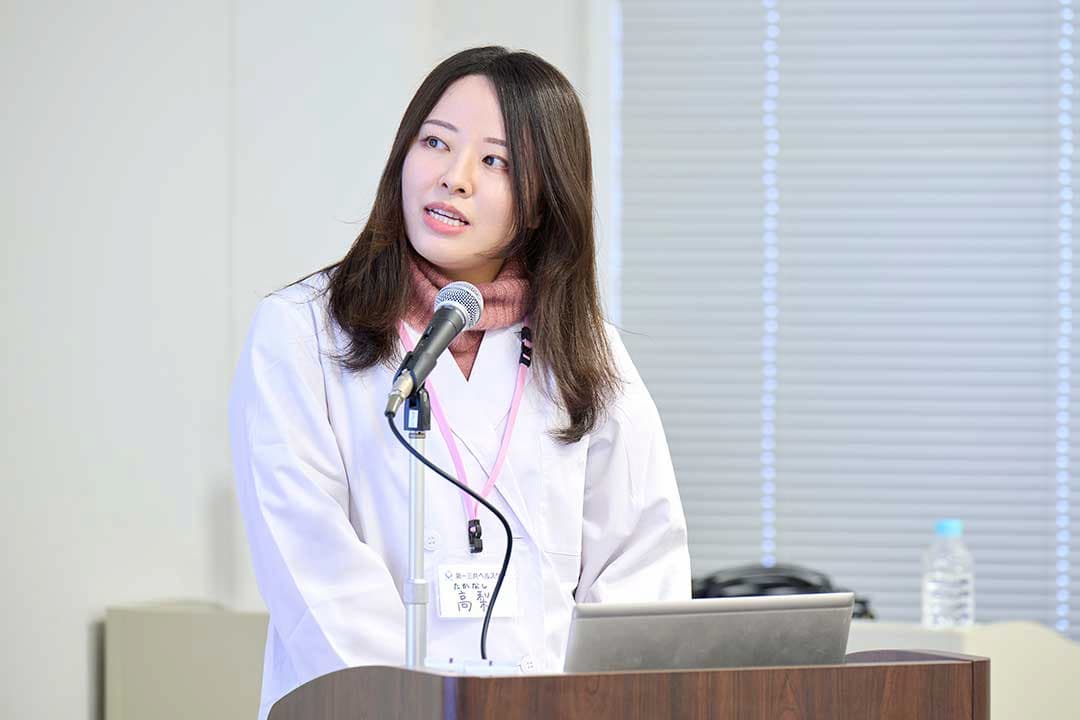 第一三共ヘルスケアでスキンケア製品の研究開発を行う研究員が登壇し、日焼けについて分かりやすいQ&A形式で一緒に学ぶ