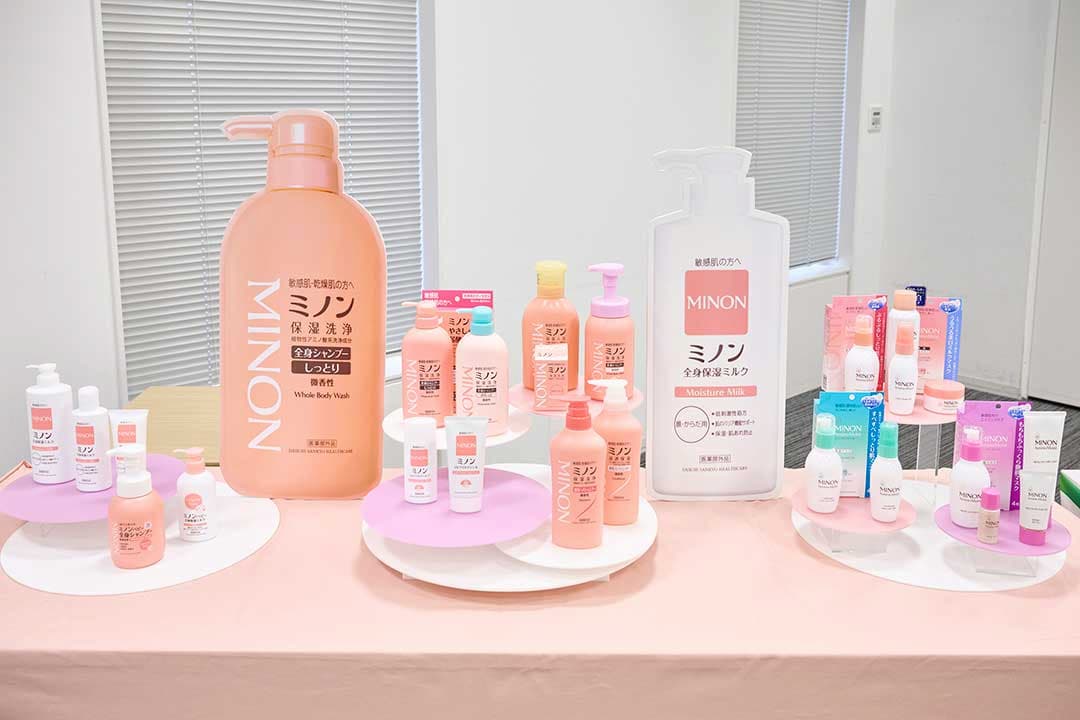 敏感肌向けトータルケアブランド『ミノン』の製品が並ぶ