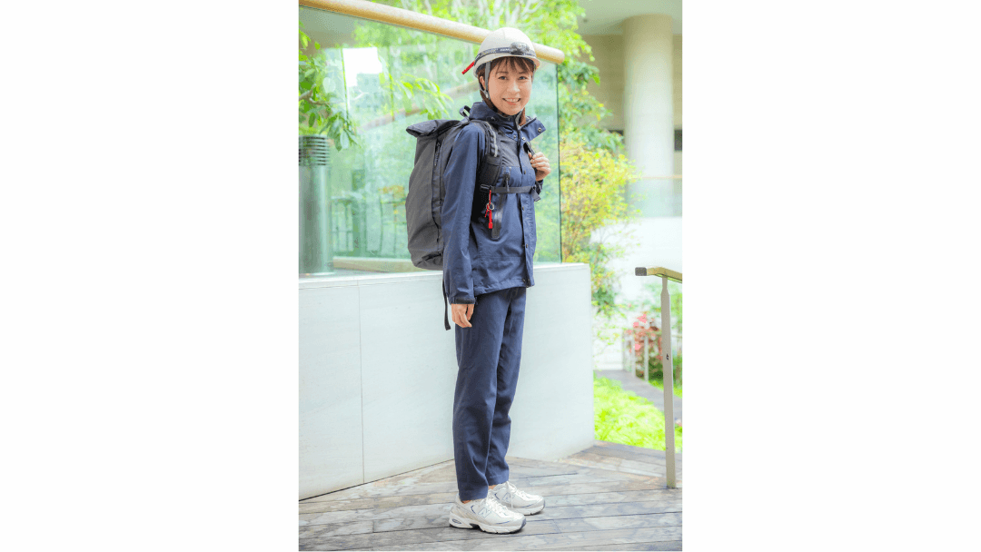 防災リュックを背負った奥村さん
