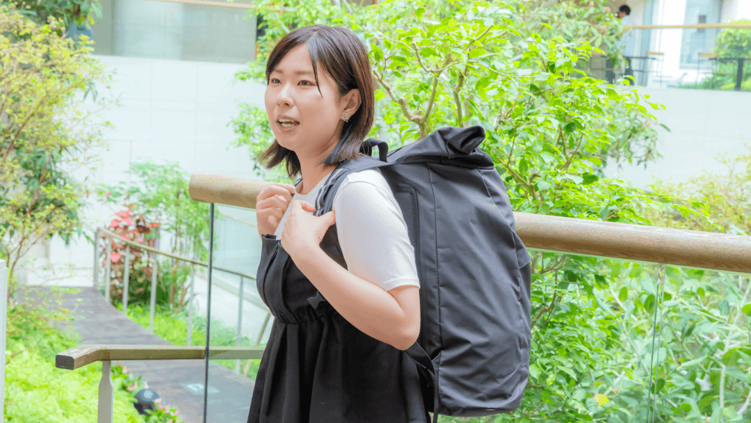 奥村さんの防災リュックを背負ってみるmakoさん