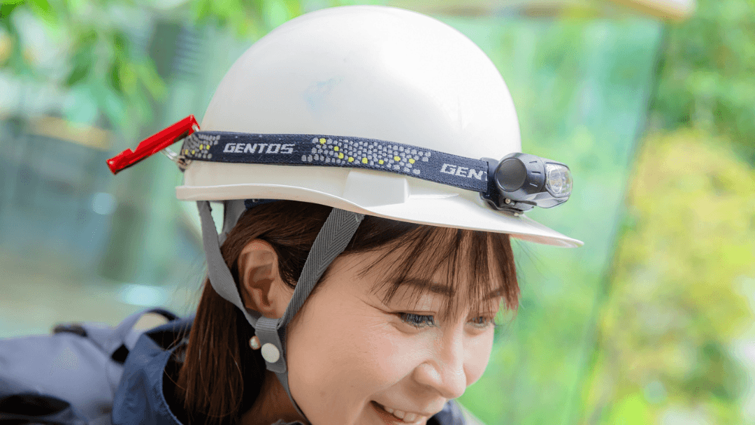 ヘルメットを着用する奥村さん