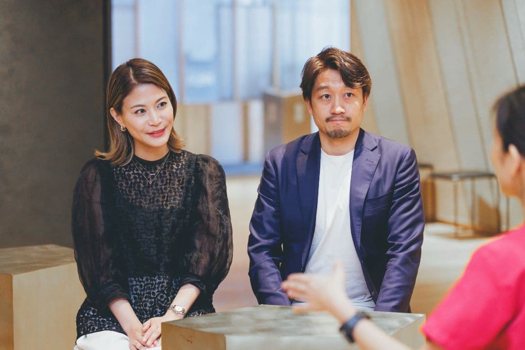 話を聞く夫婦