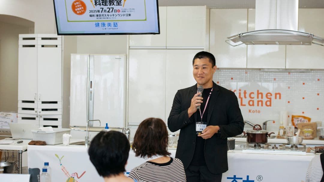 挨拶をする第一三共ヘルスケアでオウンドメディア「健康美塾」の運営を担当する、広報部の戸栗旭一さん