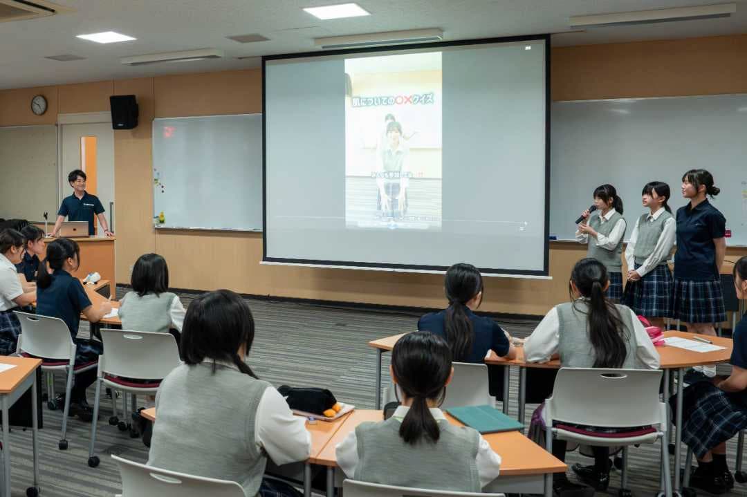 出張授業でスライドを表示して発表している生徒の様子