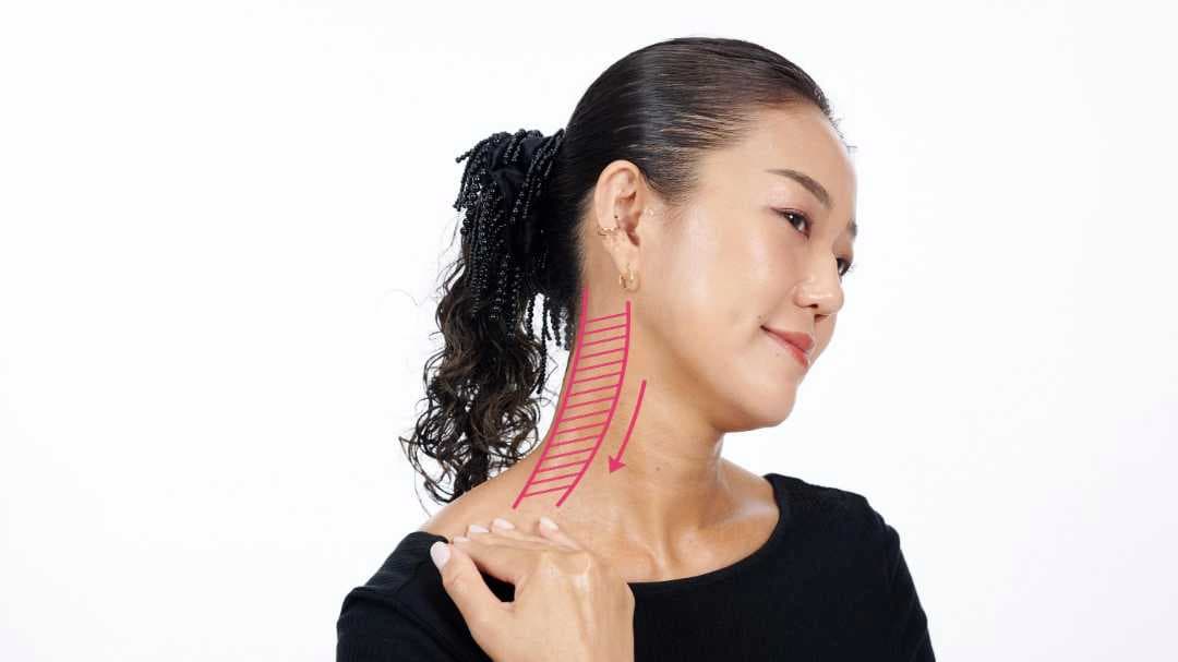 胸鎖乳突筋（耳の後ろから鎖骨にかけて伸びる太い筋肉）に沿って、鎖骨へ向かって上から下へリンパの流れを促している写真