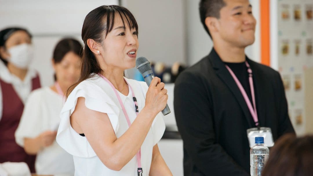 司会を務める羽村ひとみさんと第一三共ヘルスケア広報部の戸栗旭一さん