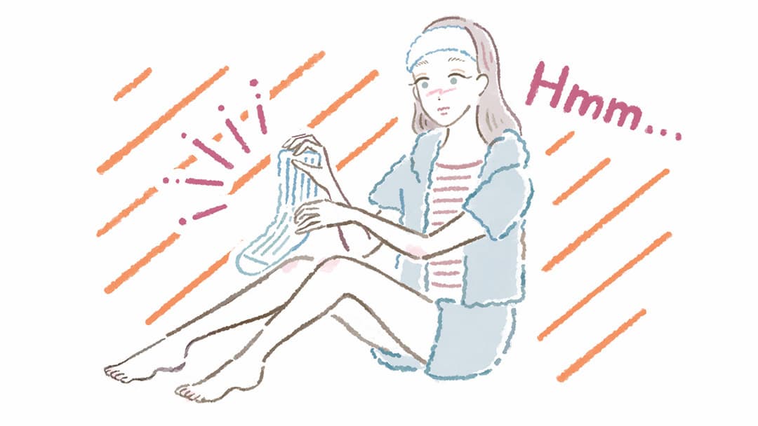 就寝時に靴下を履くか、履かないか迷っている女性のイラスト