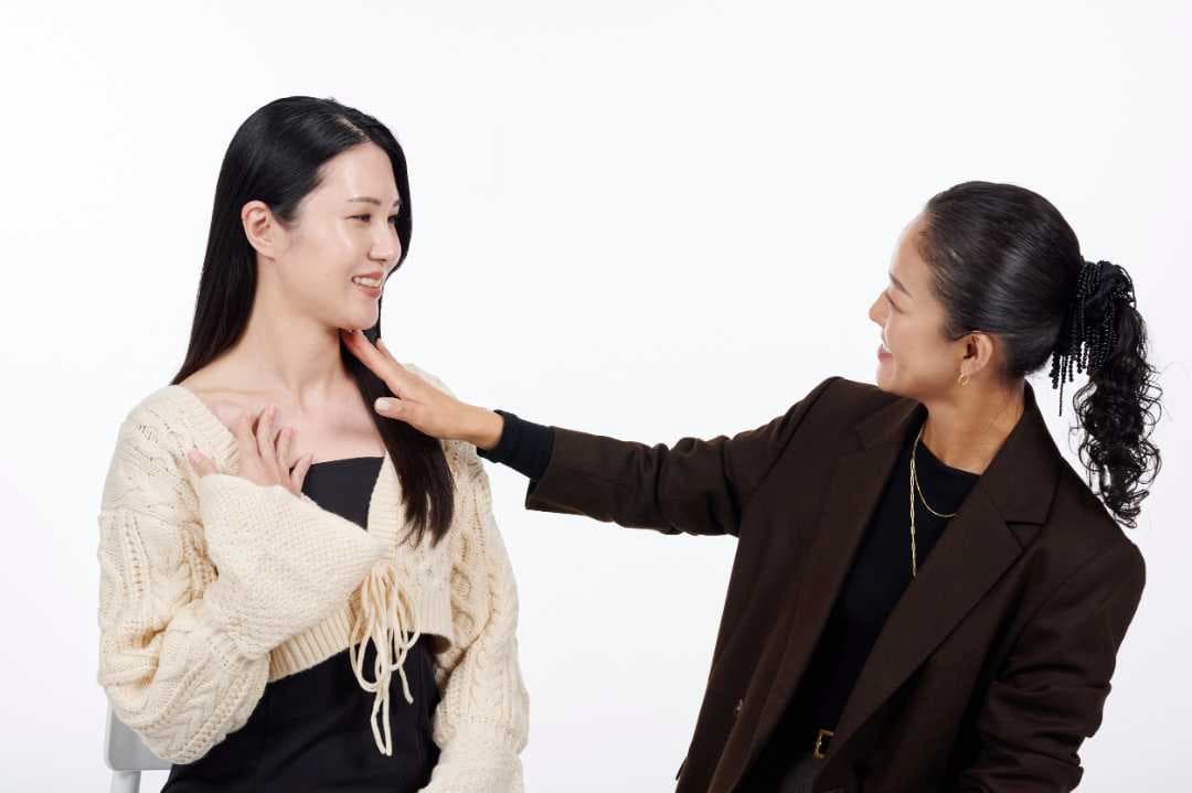 ほしのさんの首を確認しているKIKKUさん