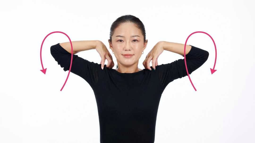指先を両肩に乗せて、肘で円を描くように肩を大きく後ろに回している写真