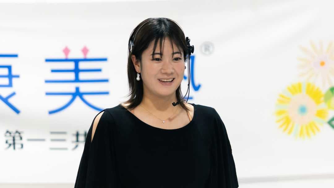 登壇するYukinaさん