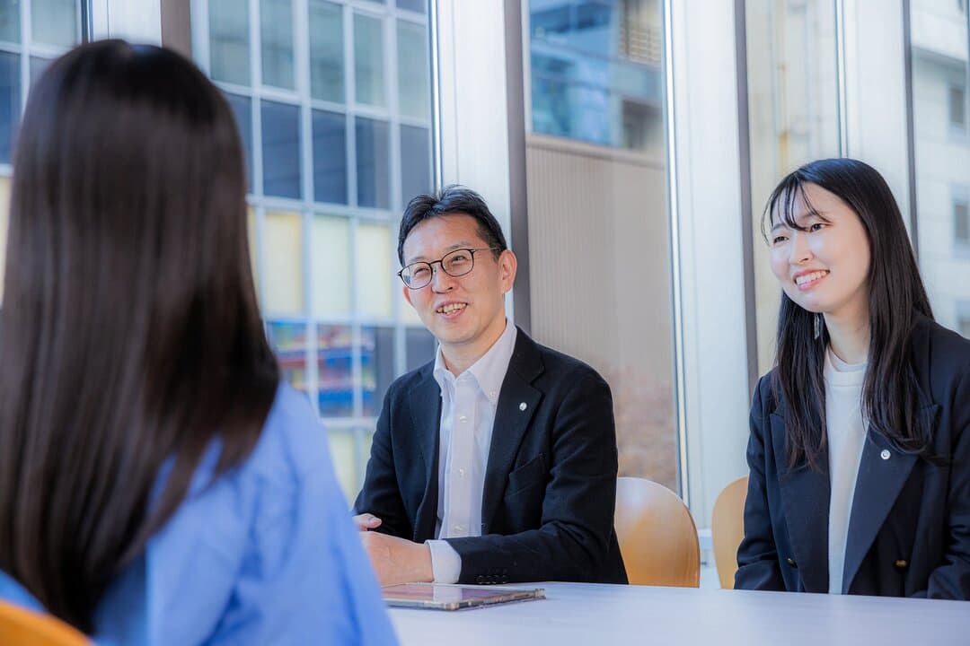 笑顔で話し合う岩城さん、中村さんとえり先生の娘さんの写真