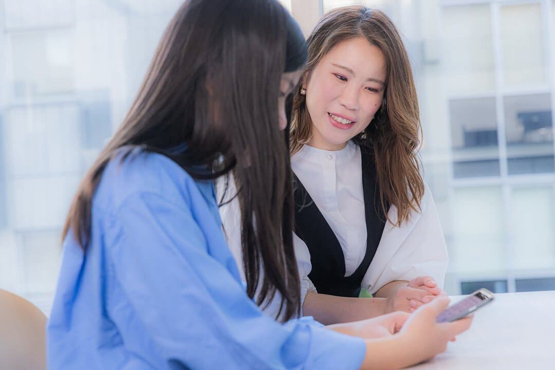 クイズに熱中するえり先生親子