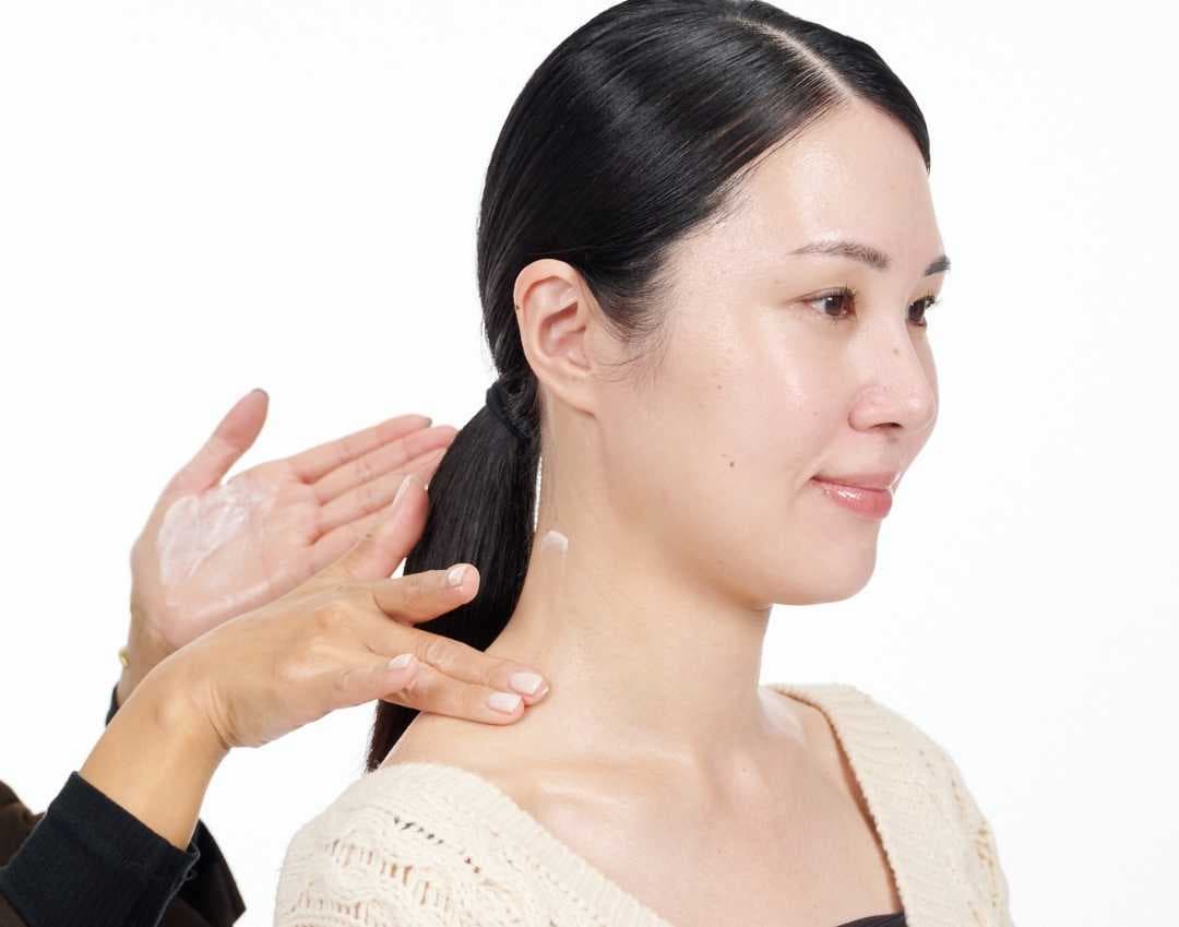 デコルテをケアしている様子