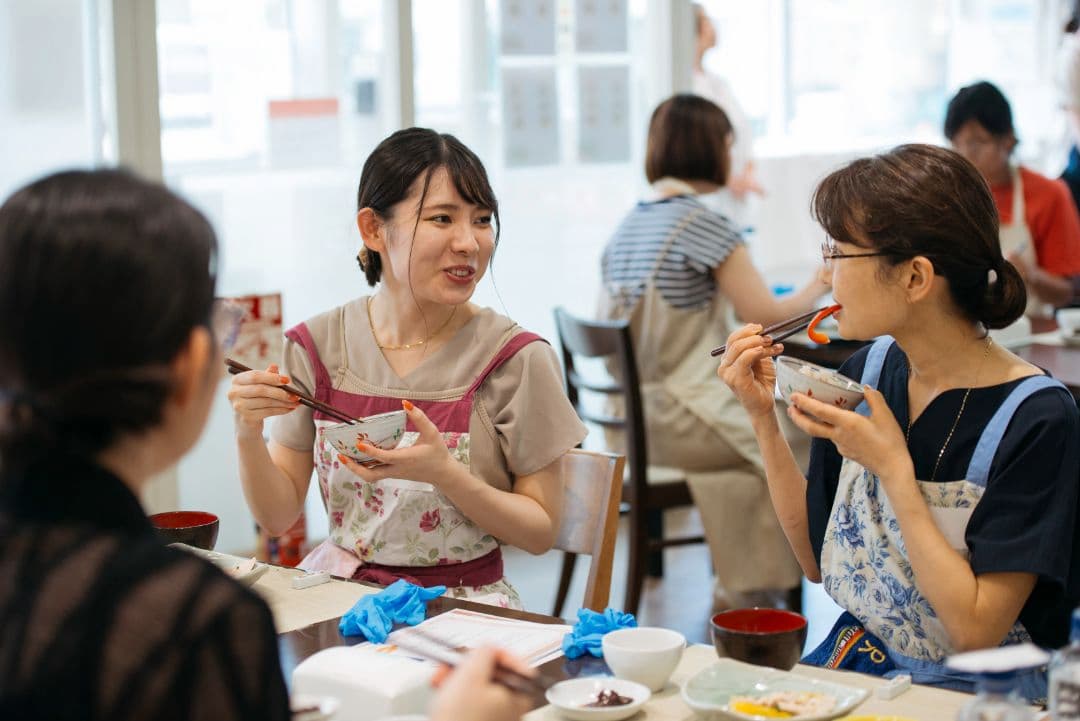 料理教室で試食をする複数の女性