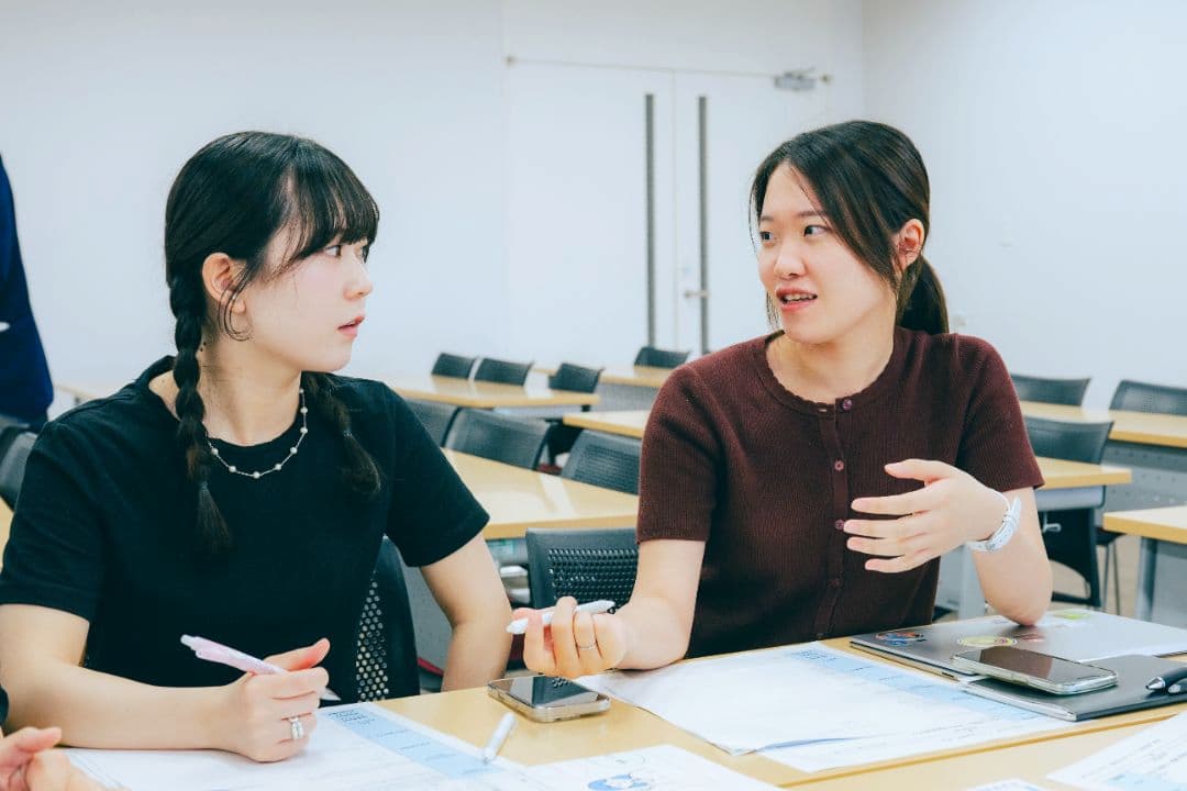 意見を交わす学生