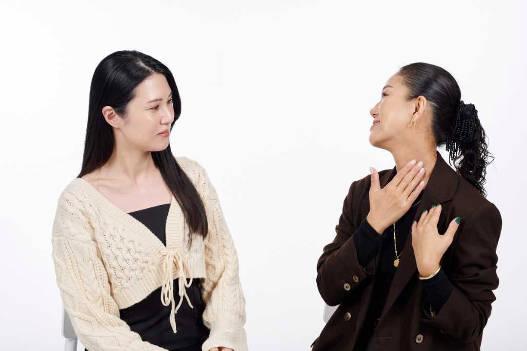 ほしのさんにマッサージの指導をするKIKKUさん