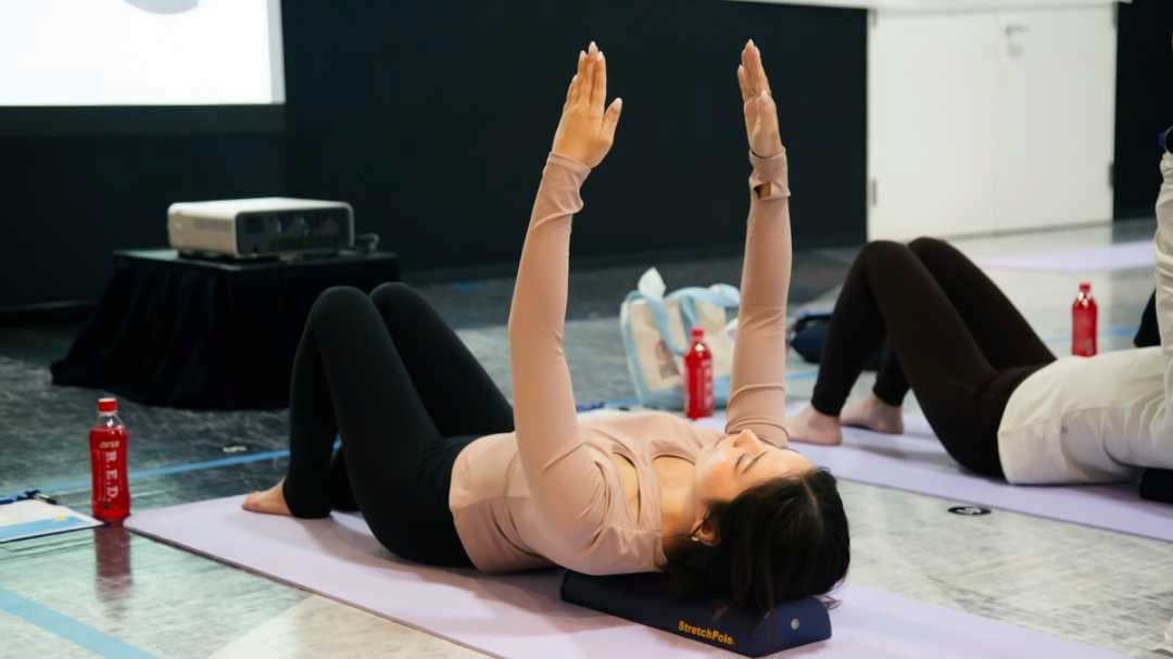 両膝を立て、両手を天井に向かって上げるようす