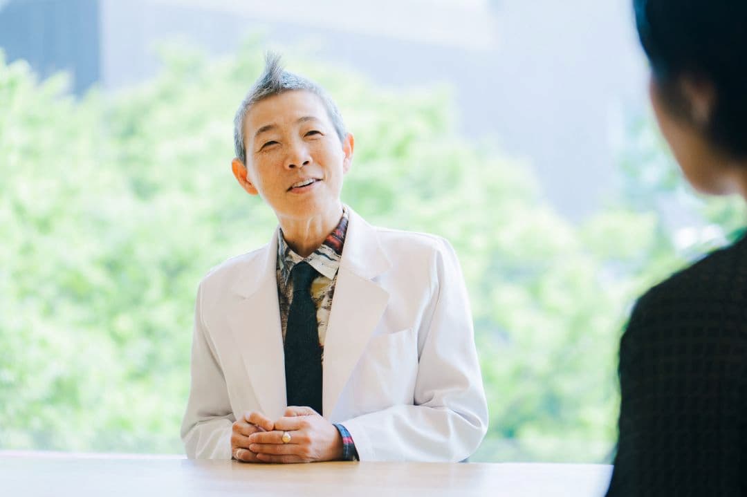 参加者のお話を聞く高尾先生の様子