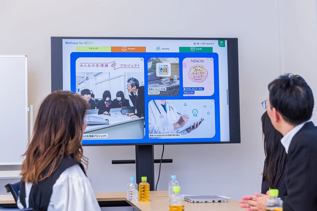 サステナビリティへの取り組み資料を画面に映している様子