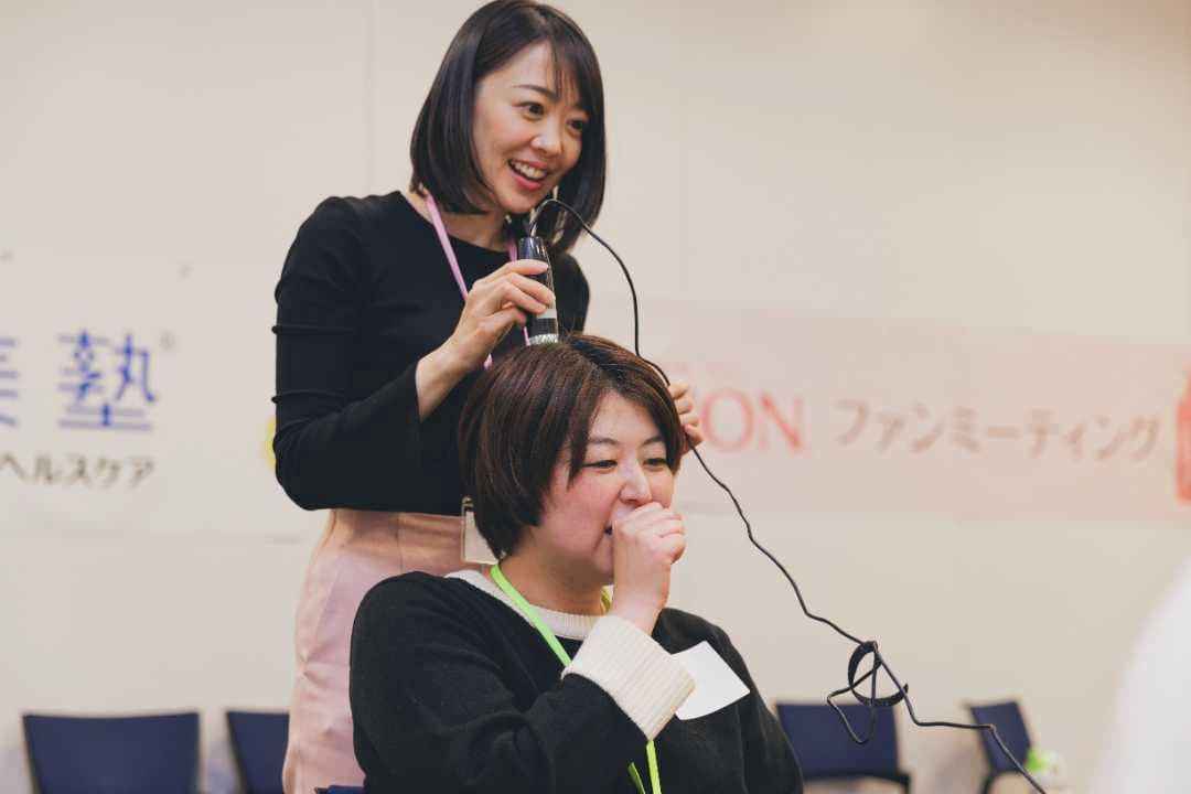 マイクロスコープを使い、自分の頭皮の状態をチェックする参加者