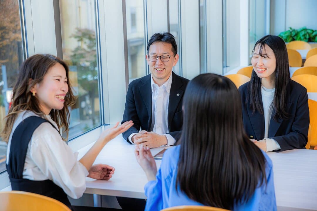 クイズで得た知識で盛り上がる4人