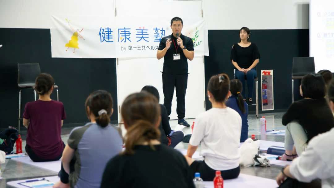 登壇する戸栗さん