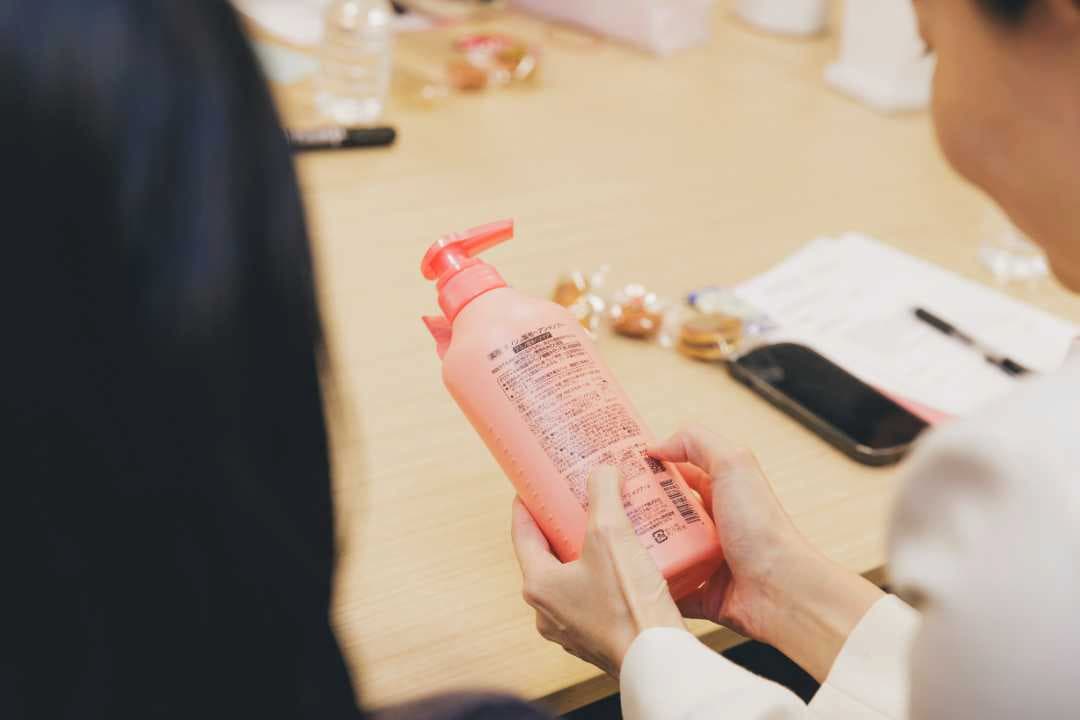 ミノン製品を手に取る参加者