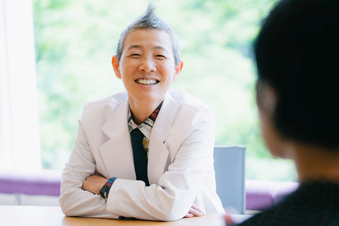 笑顔の高尾先生の様子