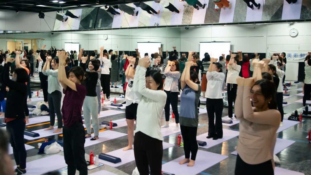 体験の最後に改めて背中の筋肉の硬さをチェックする参加者たち